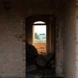 La luce che penetra in queste camere proviene dalle strette finestre dagli infissi azzurri che invitano a perdersi con lo sguardo tra i prati circostanti